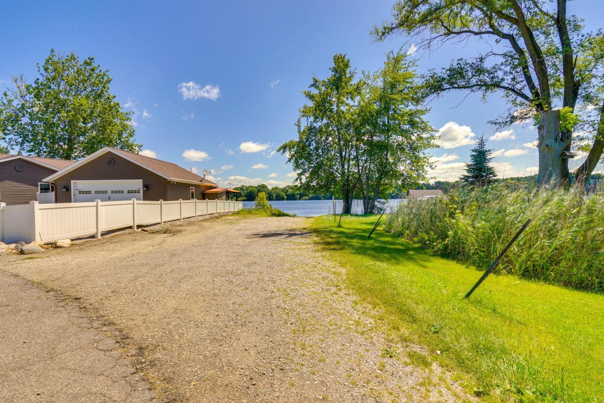 Howe Retreat With Fire Pit And Private Boat Dock! Екстериор снимка